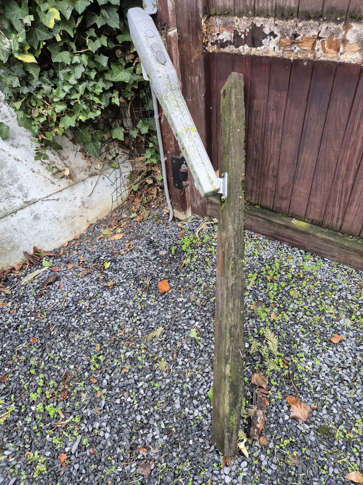 Autre équipement extérieur : mécanisme de portail en bois