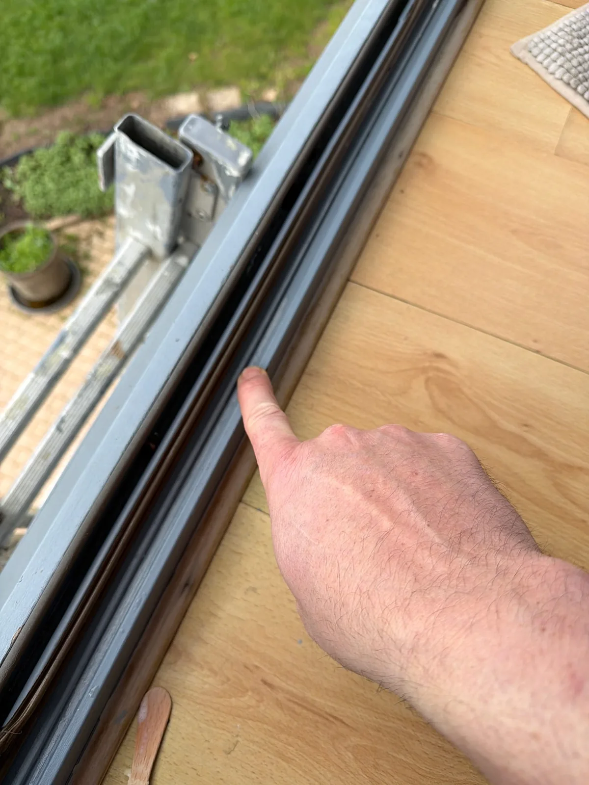 Détail du joint et de sa gorge sur une menuiserie