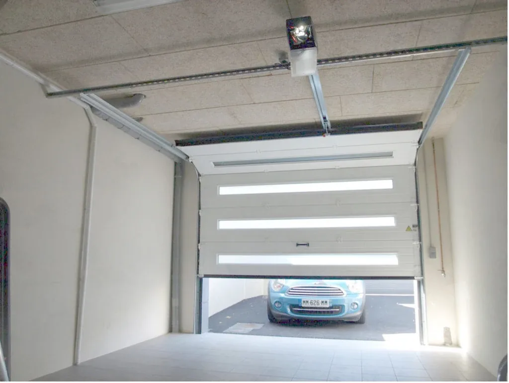 Porte de garage sectionnelle : vue de l’équipement