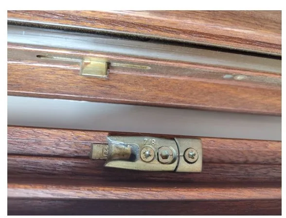 Détail de quincaillerie, poignée ou fermeture de menuiserie