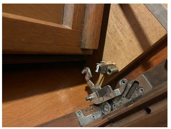 Détail de quincaillerie, poignée ou fermeture de menuiserie
