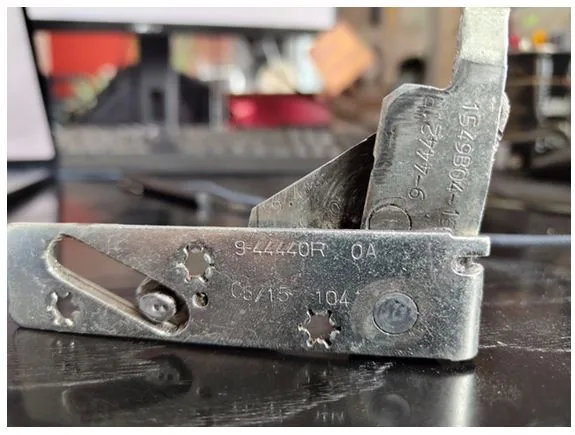 Détail de quincaillerie, poignée ou fermeture de menuiserie