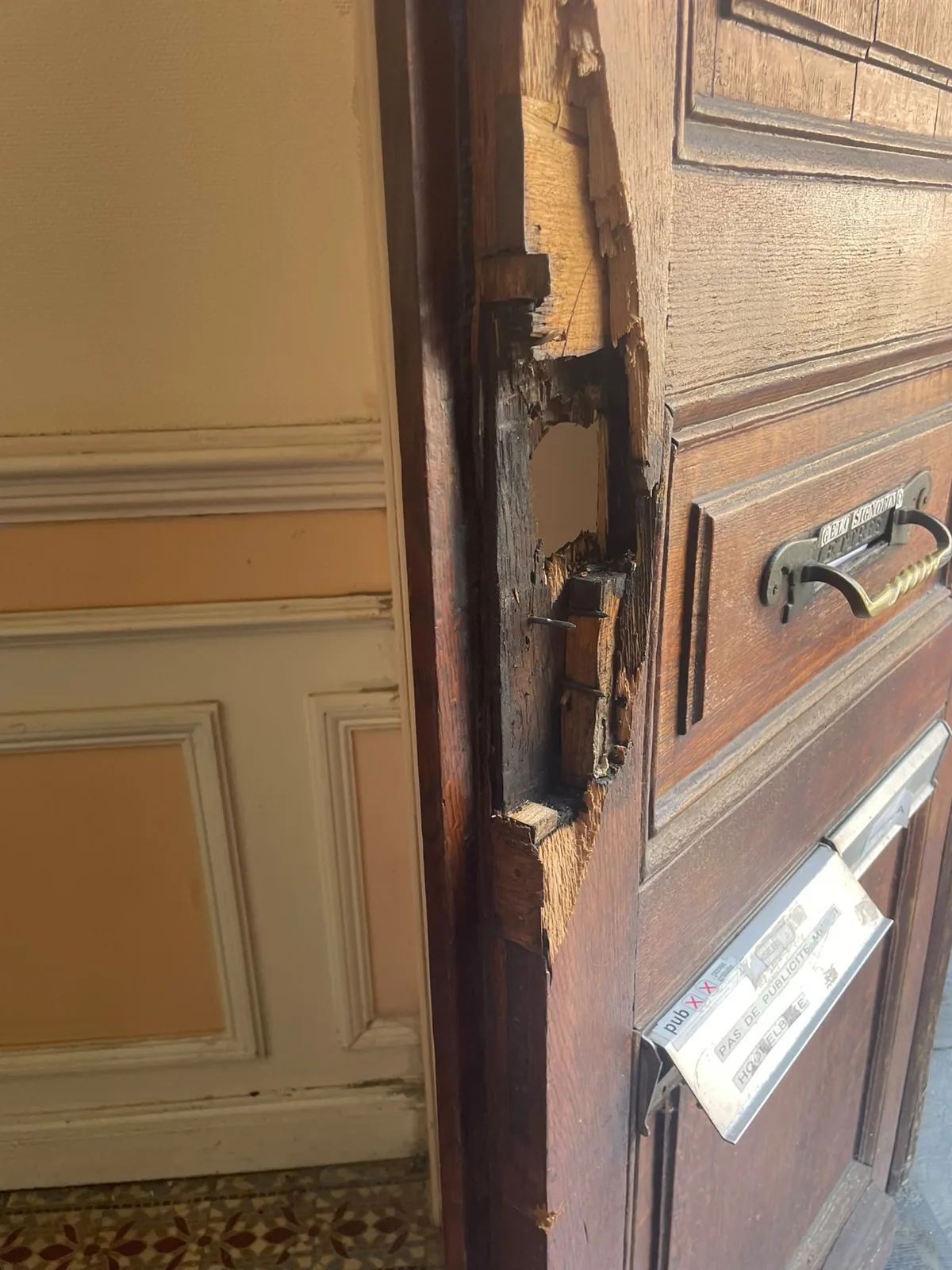Détail de quincaillerie, poignée ou fermeture de menuiserie