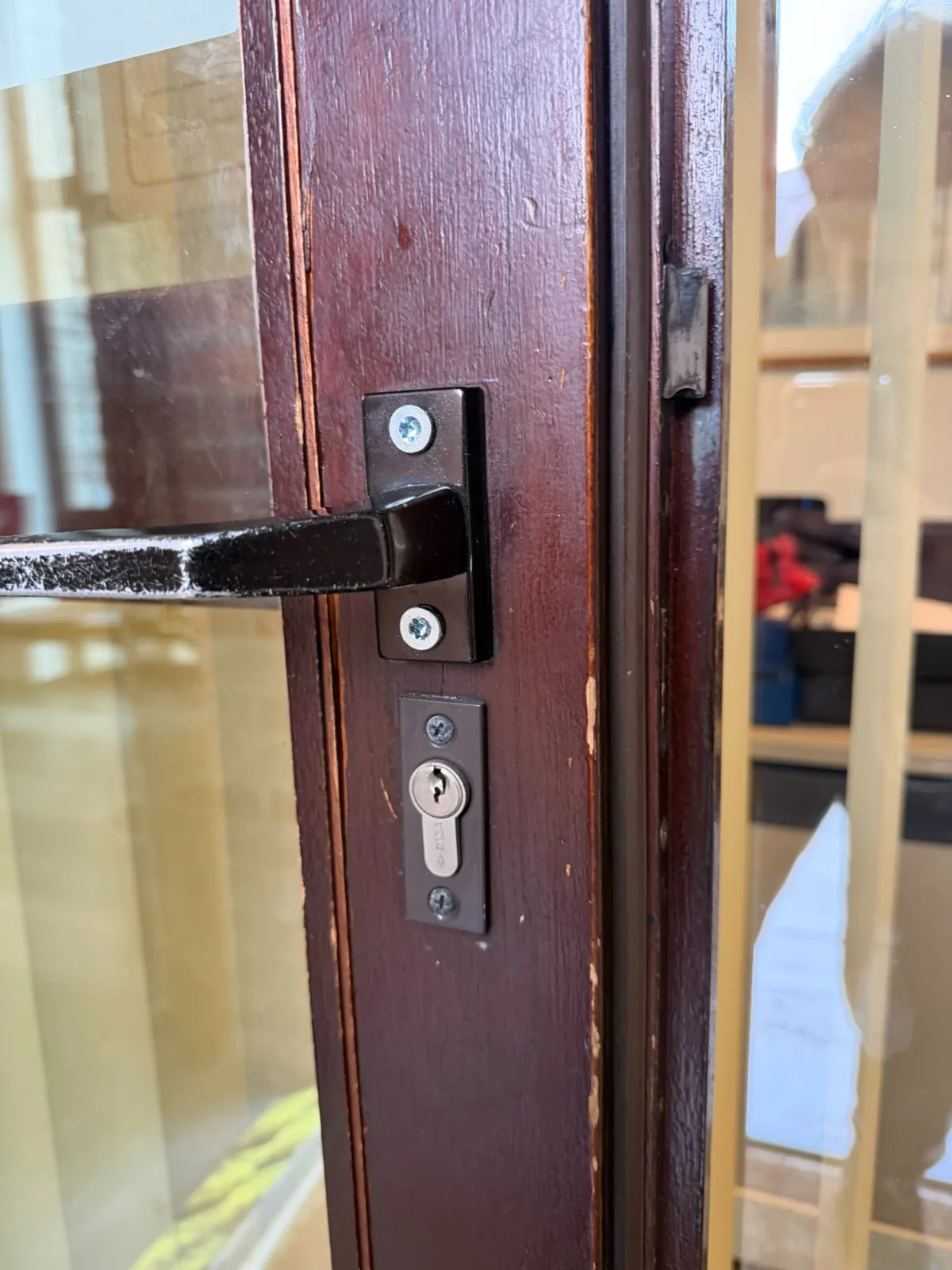 Détail de quincaillerie, poignée ou fermeture de menuiserie