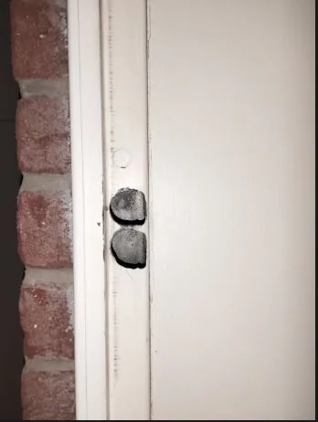 Détail de quincaillerie, poignée ou fermeture de menuiserie