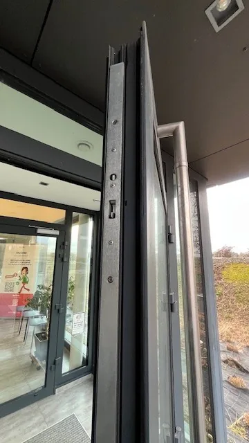 Détail de quincaillerie, poignée ou fermeture de menuiserie