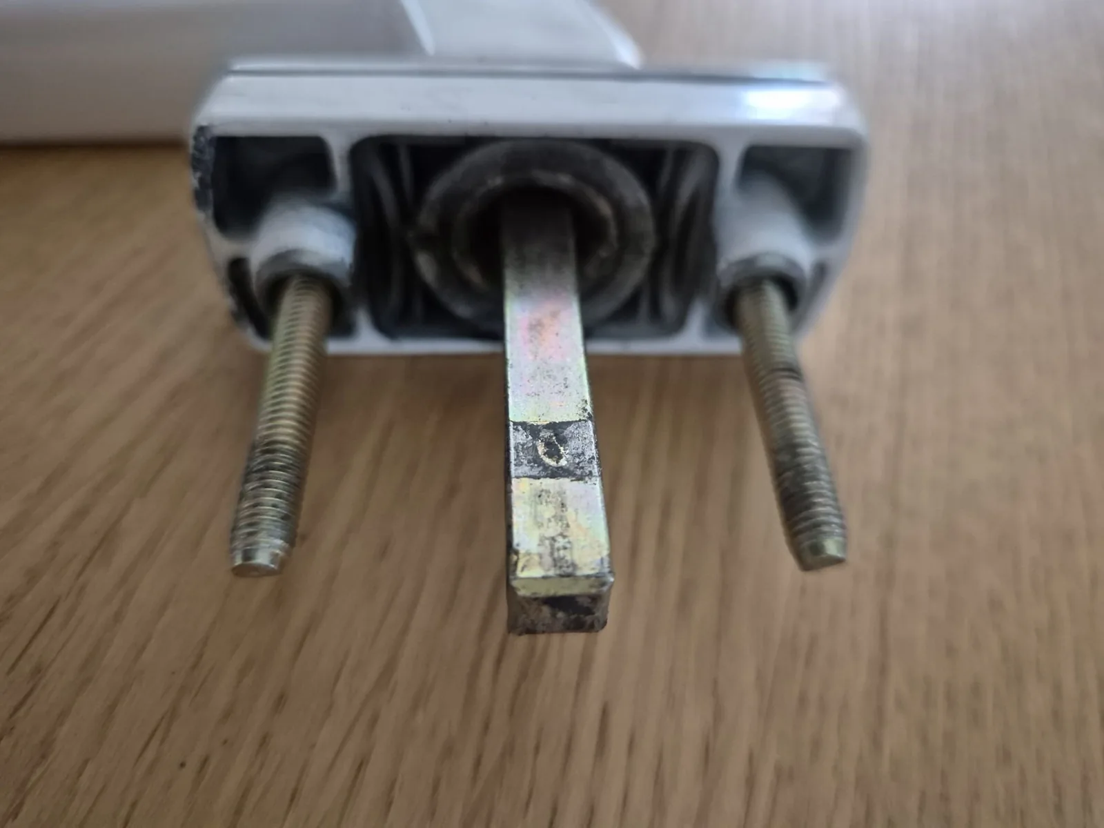 Détail de quincaillerie, poignée ou fermeture de menuiserie